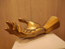 Load image into Gallery viewer, Mano en resina cristalina de color Dorada - Hans Varela