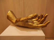 Load image into Gallery viewer, Mano en resina cristalina de color Dorada - Hans Varela