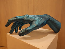 Load image into Gallery viewer, Mano en resina cristalina de color Azul

